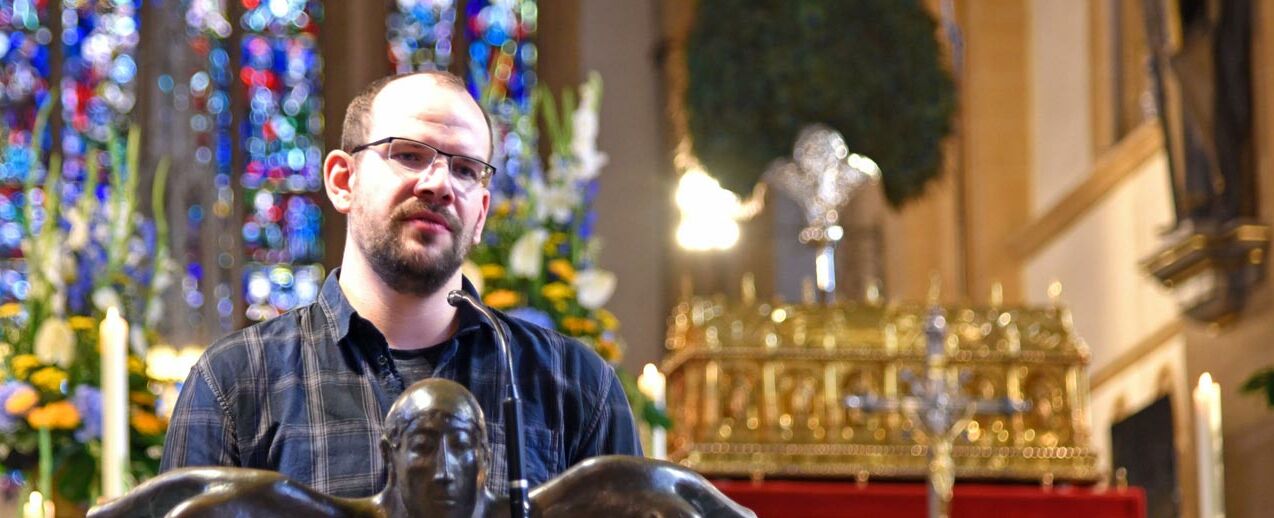 Timon Kuchel aus dem Erzbistum Hamburg berichtet während der Gebetsstunde für die Diaspora über das Projekt "Rat auf Rädern". (Foto: Patrick Kleibold)