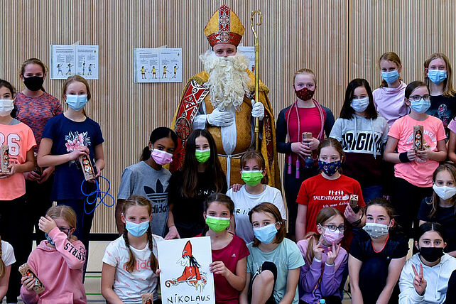Der Nikolaus besucht 31 Schülerinnen der sechsten Klasse der Realschule St. Michael in Padebrorn, die für einen guten Zweck Seilchen gesprungen ins. (Foto: Bonifatiuswerk)