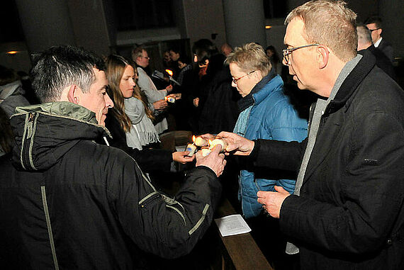 Während der Messe ging das Licht, das an der Osterkerze entzündet worden war, von Person zu Person weiter: ein Symbol für die christliche Botschaft, die die Kongressteilnehmer in die Welt tragen. (Foto: Karl-Martin Flüter) 