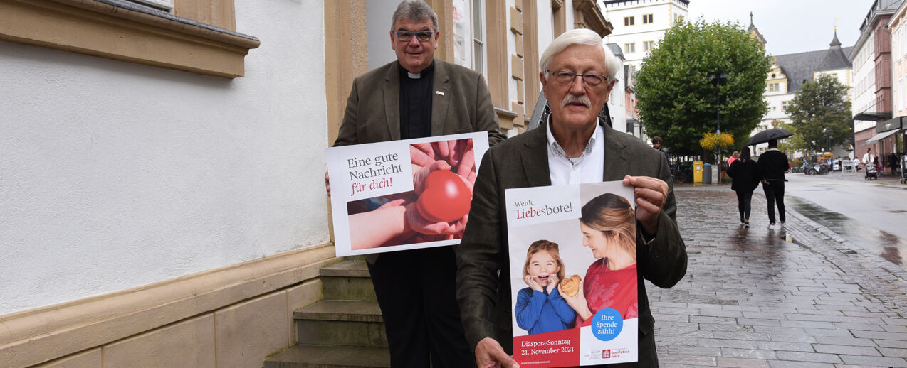 "Werde Liebesbote!" - Bonifatiuswerk-Generalsekretär Monsignore Georg Austen (l.) und Präsident Heinz Paus (r.) präsentieren das Leitmotiv zur bundesweiten Diaspora-Aktion 2021. (Foto: Theresa Meier)