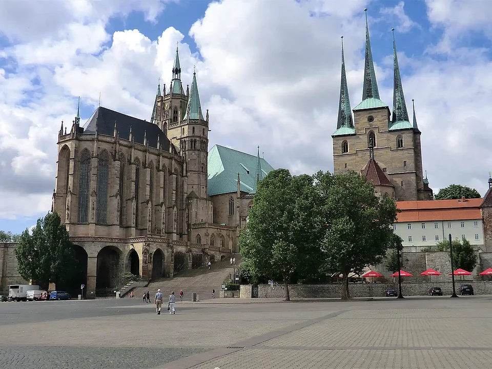 Aus der Erfurter St. Severikirche (rechts) wird der Gottesdienst am 6. September live übertragen. Links ist der Dom St. Marien zu sehen. Foto: Elsemargriet
