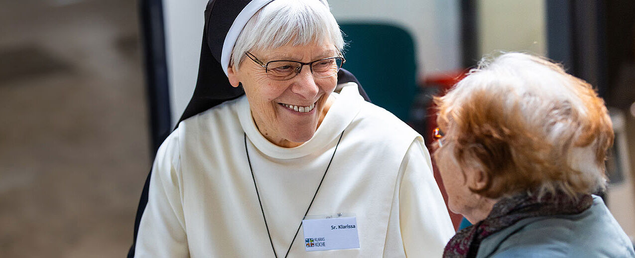 Kopf und Herz von Klaras Küche: Schwester Klarissa Watermann OP, hier im Gespräch mit einer Besucherin von Klaras Küche. (Foto: Hartmut Salzmann)