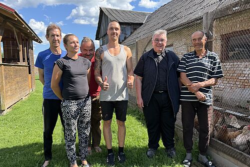 Bonifatiuswerk-Generalsekretär Monsignore Georg Austen (2.v.r.) beim Besuch des Rehabilitationsbauernhofs „Bethlehems Barmherzigkeit“ für suchtkranke Menschen – einem Förderprojekt des Bonifatiuswerkes. Foto: privat