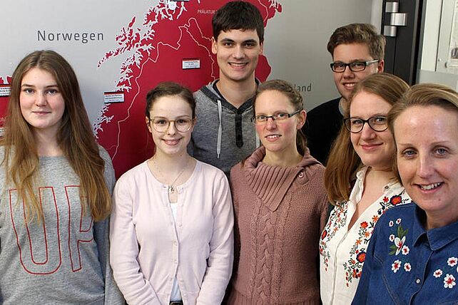 Die neuen Praktikanten: Corona Widmayer, Irina Weiß, Johannes Blüm, Daniela Deutschenbaur, Immanuel Kasper und Projektkoordinatorin Anna Nick, Projektreferentin Julia Jesse (v.l.)