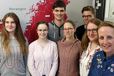 Die neuen Praktikanten: Corona Widmayer, Irina Weiß, Johannes Blüm, Daniela Deutschenbaur, Immanuel Kasper und Projektkoordinatorin Anna Nick, Projektreferentin Julia Jesse (v.l.)