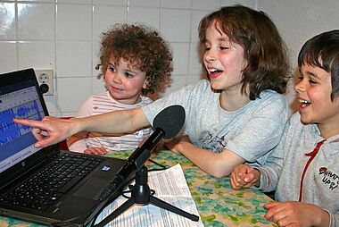 Aufnahme zur RadioKinderKirche mit Liora, Felicia und Jonas. (Fotos: RadioKinderKirche)