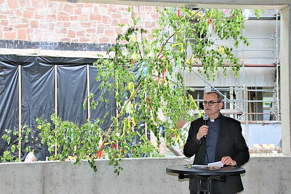 Herrn Pfarrer Nentwich beim Verlesen der Grußworte. (Foto: K. Winkel)