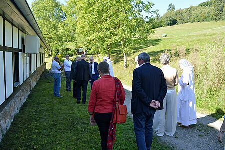 Der Bonifatiusrat wird von den Schwestern des Klosters Marienheide über das weitläufige Gelände geführt. (Foto: Simon Helmers)
