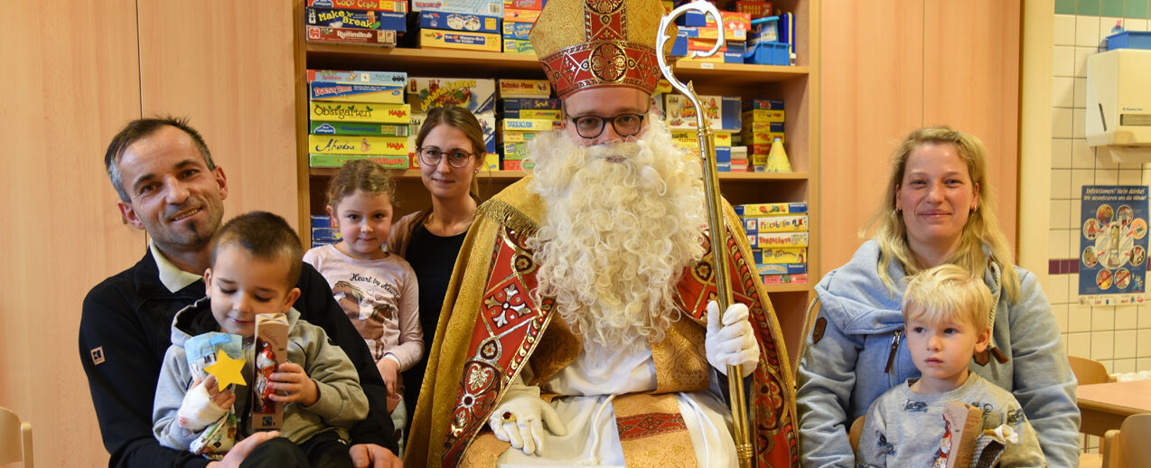 Der heilige Nikolaus mit Agovic Kijano-Muris, Lia, Niilo und den Eltern (v.l.) (Foto: Theresa Meier)