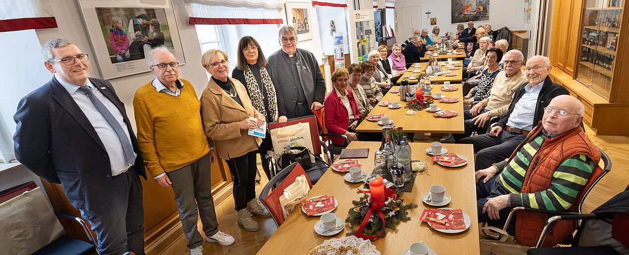Die Mitglieder der CDU-Senioren-Union Bad Wünnenberg mit ihrer Vorsitzenden Irmgard Schütte (3. v. li.) dem stellvertretenden Vorsitzenden Josef Suren (2. v. li.) und Schriftführerin Annette Mersch (4. v. li.) wurden von Generalsekretär Monsignore Georg Austen (stehend re.) und Geschäftsführer Ingo Imenkämper (li.) im Bonifatiushaus begrüßt. Foto: Hartmut Salzmann