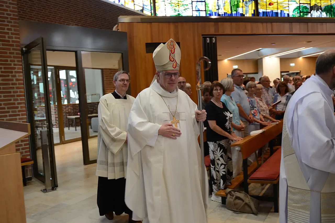 Mit einem Gottesdienst mit Weibischof Johannes Wübbe ist die Wiedereröffnung des Gemeindezentrums gefeiert worden. (Foto: Marion Bleumer)