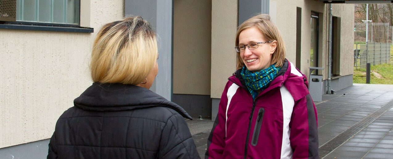 Sr. Regina Stallbaumer im Gespräch mit einer Frau vor dem Schutzhaus in Eisenhüttenstadt. (Foto: M. Schneider)
