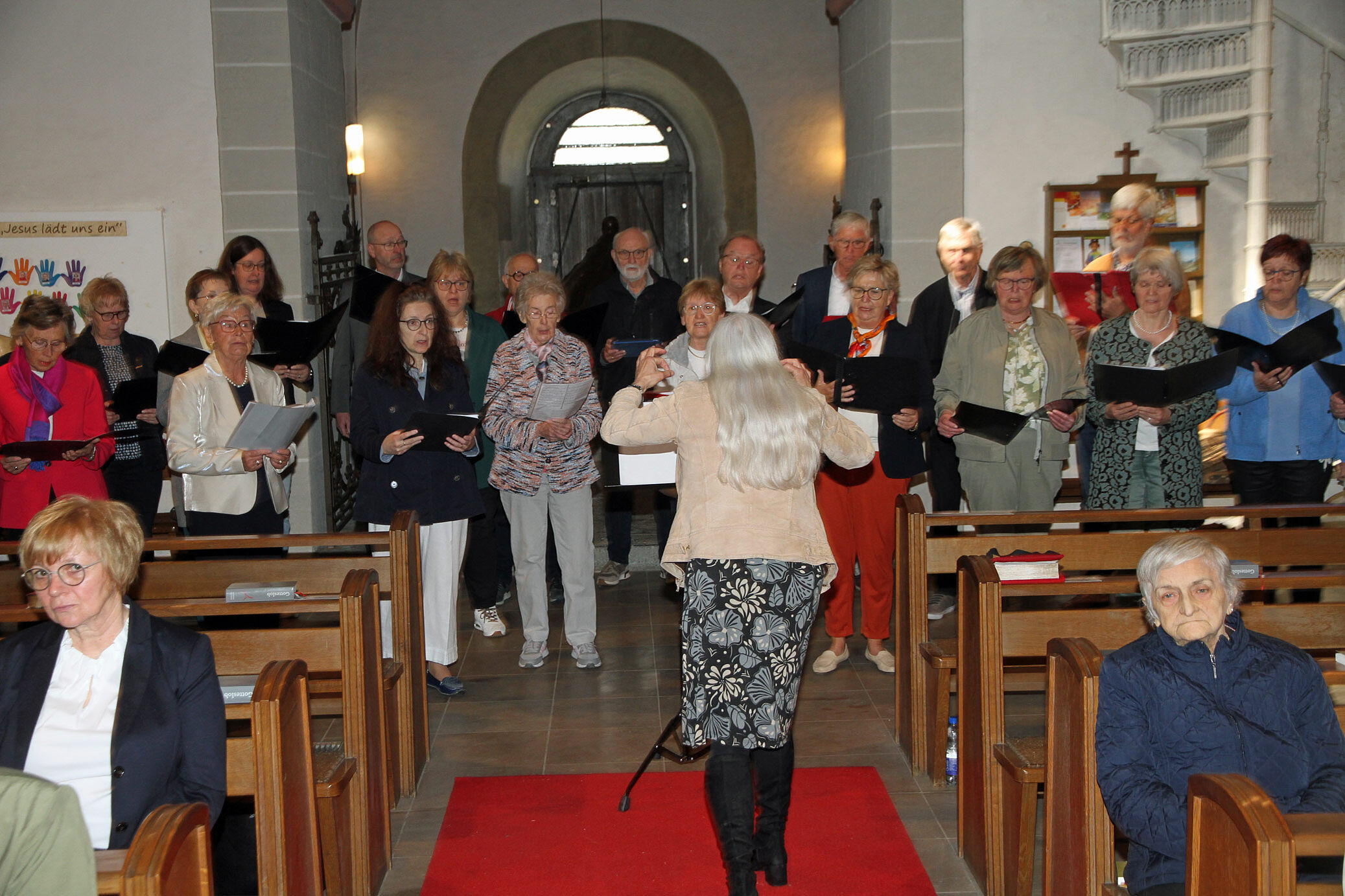Der Chor "Ton Art" gestaltete den Gottesdienst mit. (Foto: Johannes Büttner)