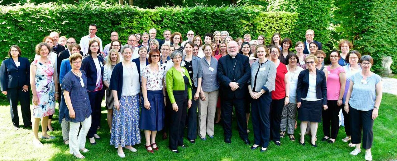 Gruppenbild mit Kardinal Marx bei einer Abschlussveranstaltung in München 2017. Foto: ©Hildegardis-Verein e.V.