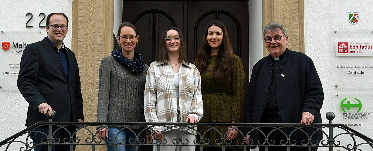 Bonifatiuswerk-Referent Daniel Born mit den Personelstelleninhaberinnen Simone Elsel (Bistum Erfurt), Carola Fröh (Bistum Erfurt) und Anna Laß (Erzbistum Hamburg) sowie Bonifatiuswerk-Generalsekretär Msgr. Georg Austen. (Foto: Simon Helmers)