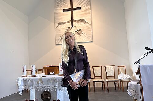 Künstlerin Unnur Guðný aus Reykjavík vor dem von ihr gestalteten Altarbild. Foto: Yvonne Willicks