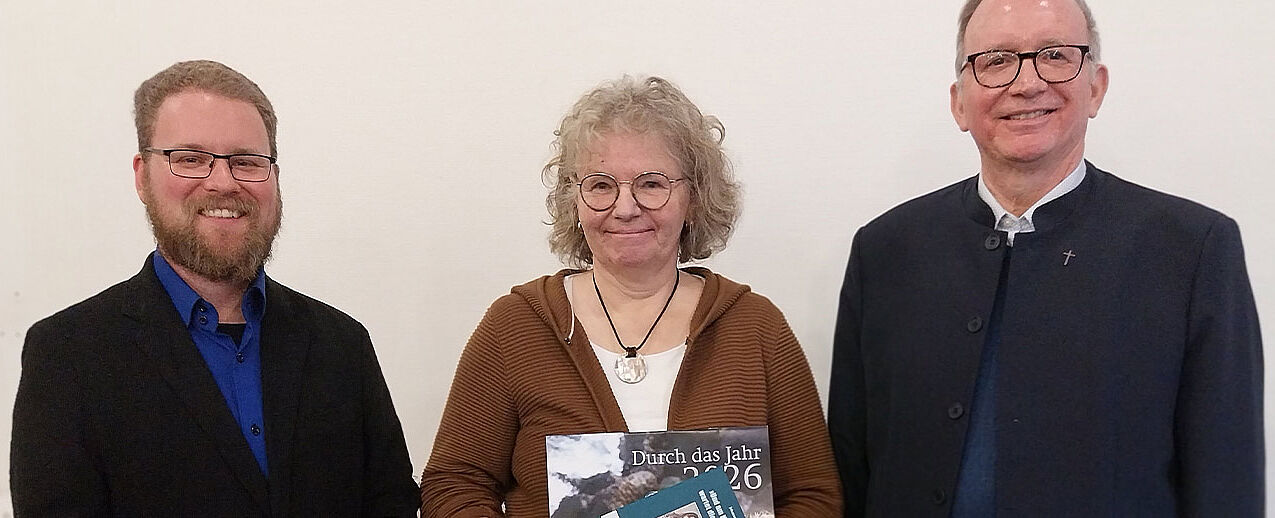 Gemeindereferent Christian Bargel (links) löst beim Diözesanverband Würzburg des Bonifatiuswerkes die langjährige zweite Vorsitzende Regina Werner ab. Vorsitzender Domkapitular em. Thomas Keßler verabschiedete Regina Werner mit großem Dank und begrüßte den neuen Stellvertreter. (Foto: Josef Gerspitzer)