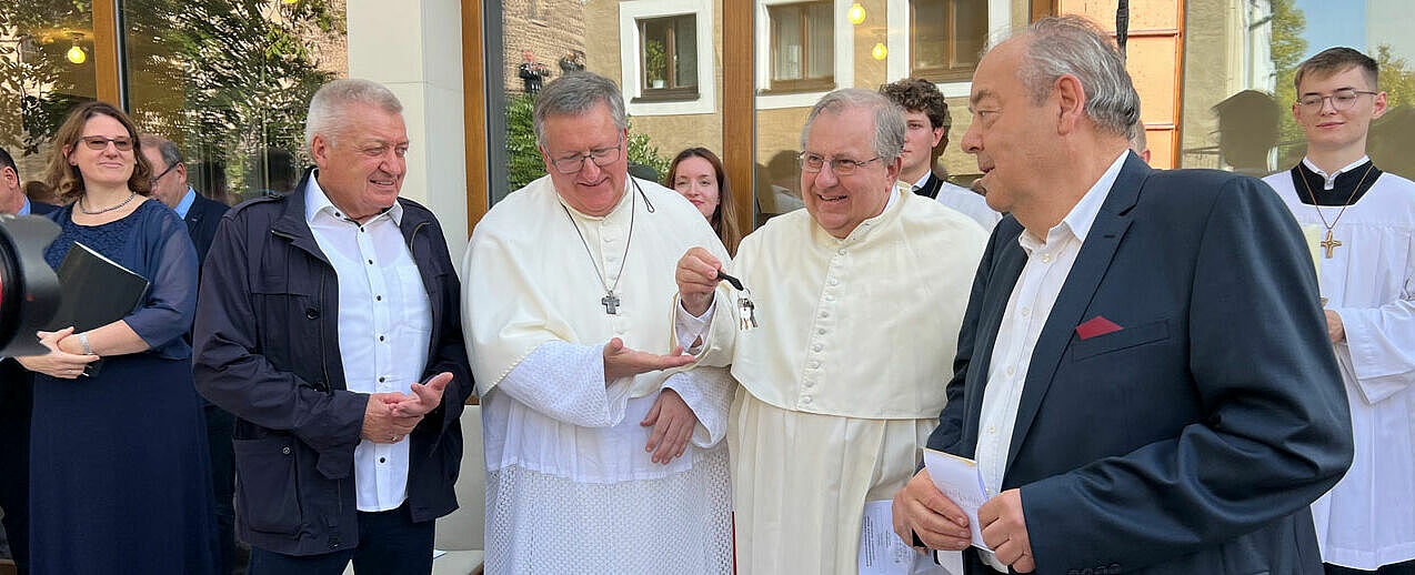 Die Vertreter des Planungsbüros Trompeter bei der Schlüsselübergabe mit Abt. Albert Dölken und Prior Dr. Clemens Dölken. (Foto: M. Grummich)