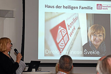 Inese Svekle informiert über das Familienzentrum in Riga (Foto: Sr. Theresita M. Müller)