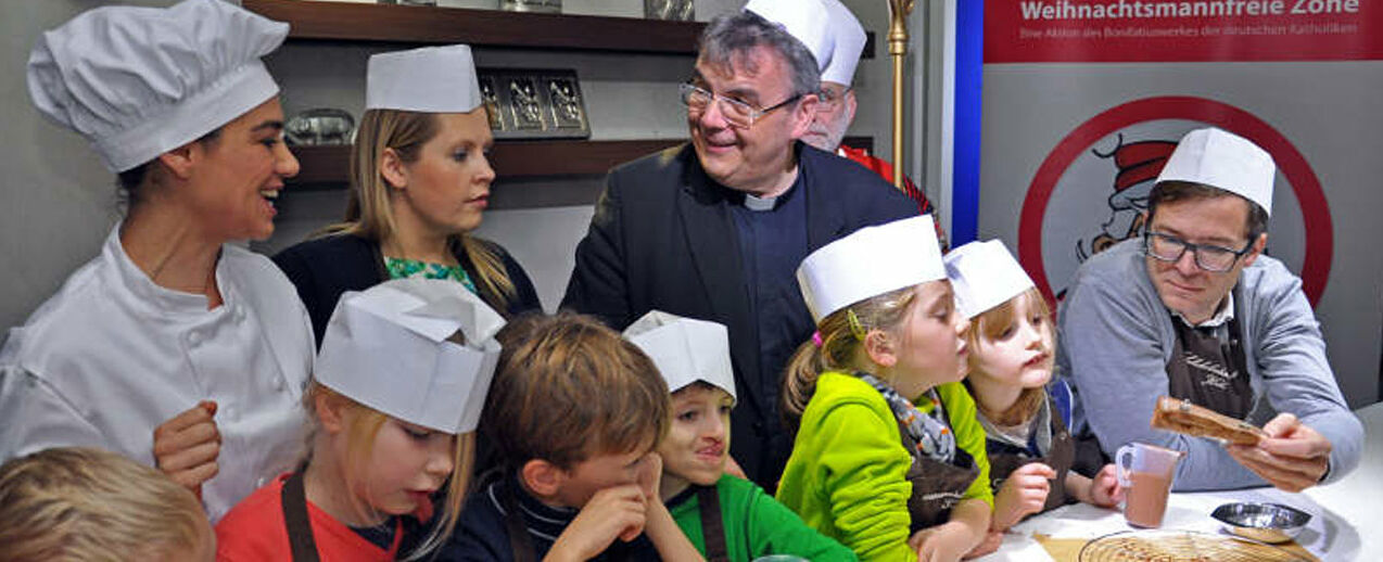 Viel Trubel, vor allem aber Freude bei den Kindern. Mit dabei: Monsignore Georg Austen, Maite Kelly und Ralph Caspers. Foto: Patrick Kleibold