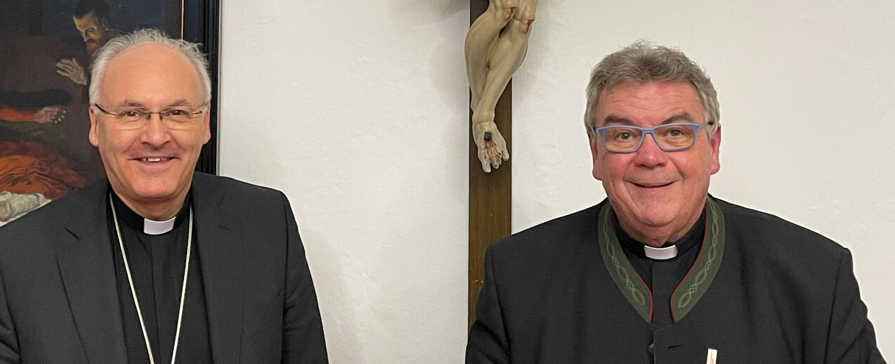 Monsignore Georg Austen (rechts) und Bischof Dr. Rudolf Voderholzer tauschten sich über die Arbeit des Bonifatiuswerkes aus. (Foto: Bistum Regensburg)