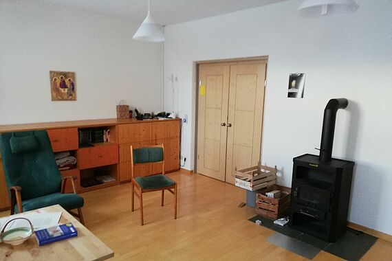 Das Wohnzimmer lädt neben den Mitbewohnenden auch Gäste zum Verweilen ein. (Foto: Privat)