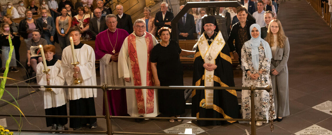 Im Einsatz für den Frieden bei #PeaceOnEarth (von links): Die beiden Messdiener Benedikt und Samuel Band, Domprobst Monsignore Joachim Göbel sowie Monsignore Georg Austen, Generalsekretär des Bonifatiuswerkes, Nabila Espanioly, Bischof Dr. Bohdan Dzyurakh, Michael Patrick Kelly und die drei Studierenden Yousra Al Hajraui, Katharina Saß und Josefa Zotova. (Foto: Julia Carola Pohle)