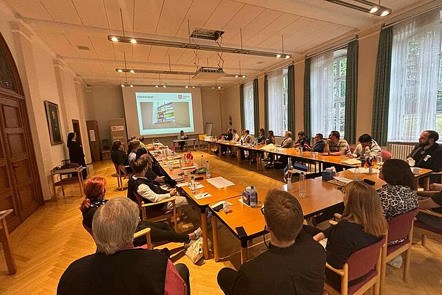 Im großen Saal des Hauses Maria Immaculata findet der Studientag statt. (Foto: Julian Heese)