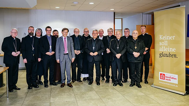 Die Bischöfe aus Nordeuropa zu Gast in Herne (von links): Bischof Teemu Sippo em., Bischof Fredrik Hansen, Sr. Anna Mirijam Kaschner (Generalsekretärin der NBK), Bischof Raimo Ramón Goyarrola Belda, Bischof David Tencer, Oberbürgermeister Dr. Frank Dudda (Herne), Kardinal Anders Arborelius, Bischof Erik Varden (Vorsitzender der NBK), Erzbischof Dr. Udo Markus Bentz, Bischof Peter Bürcher em., Bischof Czesław Kozon, Erzbischof Julio Murat, Apostolischer Nuntius in den skandinavischen Ländern, Bonifatiuswerk-Generalsekretär Msgr. Georg Austen, Bischof Berislav Grgić und Pfr. Dr. Nils Petrat aus St. Dionysius in Herne. Foto: Erzbistum Paderborn/Besim Mazhiqi