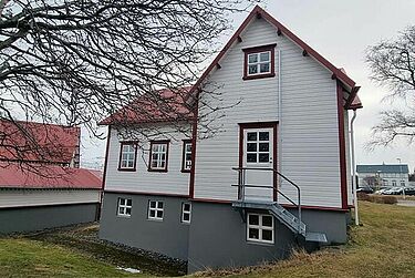 Das Baugrundstück hinter der Kirche