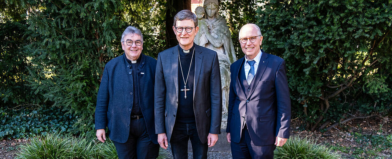 Bonifatiuswerk-Generalsekretär Monsignore Georg Austen (links) und Bonifatiuswerk-Präsident Manfred Müller (rechts) werden von Rainer Maria Kardinal Woelki empfangen. (Foto: Vera Sturm/Erzbistum Köln)