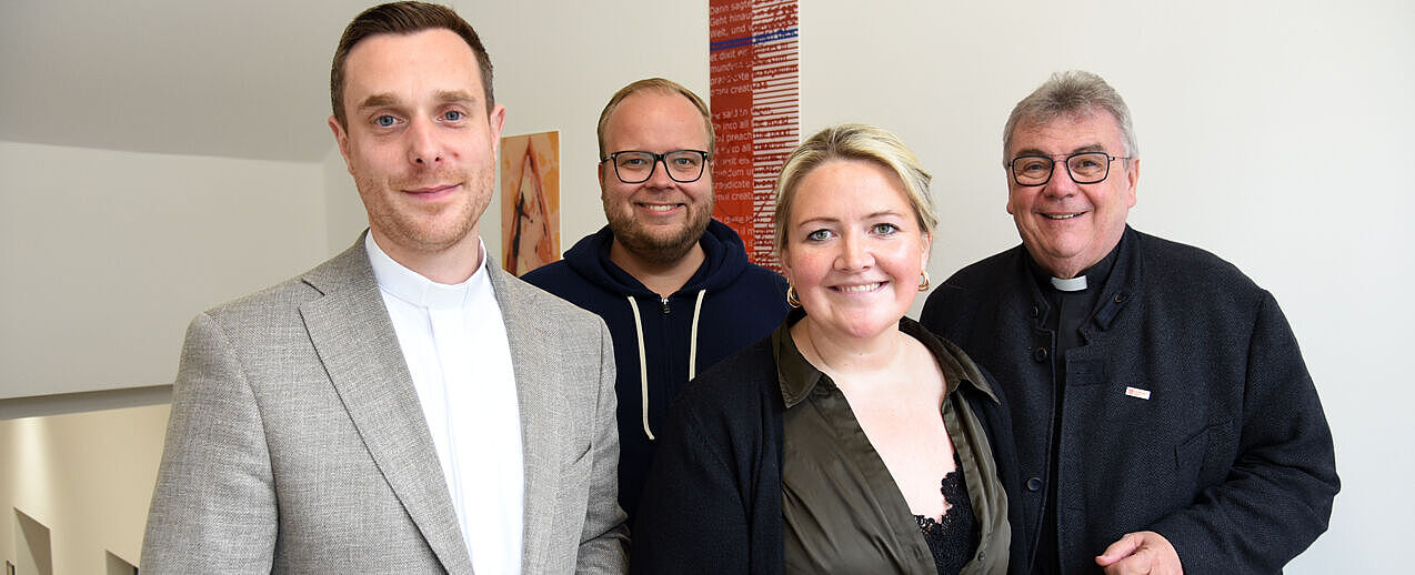 Pfarrer David Grüntjens und Gemeindereferentin Michelle Engel von "Frengels & Chef" werden im Bonifatiushaus von Julian Heese (2.v.l.), Leiter des Bereichs Missionarische und diakonische Pastoral, und Bonifatiuswerk-Generalsekretär Msgr. Georg Austen (r.) begrüßt. (Foto: Theresa Meier)