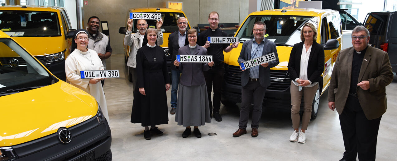 Freude bei den neuen BONI-Bus-Empfängern unter Einhaltung der "3-G-Regel" (Foto: Theresa Meier)