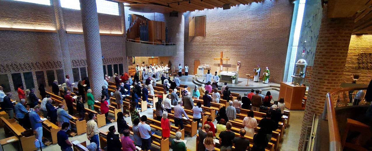 Zum Gottesdienst versammeln sich in der Gemeinde St. Eugenia Gläubige mit vielen verschiedenen Nationalitäten. (Foto: Andreas Kaiser)