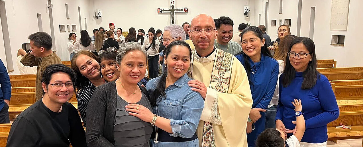 Gemeindemitglieder der einzigen katholischen Pfarrei Christus-König in Nuuk (Grönland) mit Pfarrer Pater Tomaž Majcen OFMConv. (Foto: Krist Konge Kirke, Nuuk - privat)
