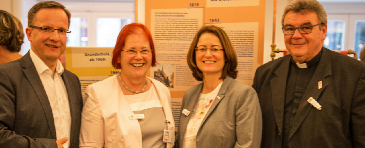 Die katholischen Schulen in Bremen feiern ihr 200-jähriges Jubiläum. v.l.: Georg Schuormake (Vorstand der Schulstiftung im Bistum Osnabrück), Claudia Sturm (Schulstiftung im Bistum Osnabrück) Antje Grotheer (Präsidentin der bremischen Bürgerschaft) und Msgr. Georg Austen (Generalsekretär Bonifatiuswerk) (Foto: David Gorny)