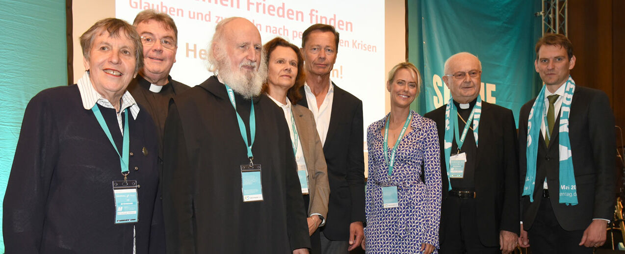 v.l.: Prof. Dr Barbara Krause, Msgr Georg Austen, Pater Dr. Anselm Grün, Gisela Mayer, Thomas Middelhoff, Maike van den Boom und Erzbischof em. Dr. Robert Zollitsch. Foto: Theresa Meier