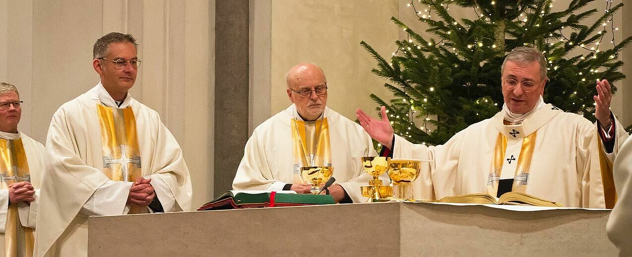 Der Hamburger Erzbischof Dr. Stefan Heße (rechts) mit dem Stockholmer Bischof Anders Kardinal Arborelius (mitte) bei dem Festgottesdienst zum Bistumsgeburtstag. (Foto: Erzbistum Hamburg/Kathrin Erbe)