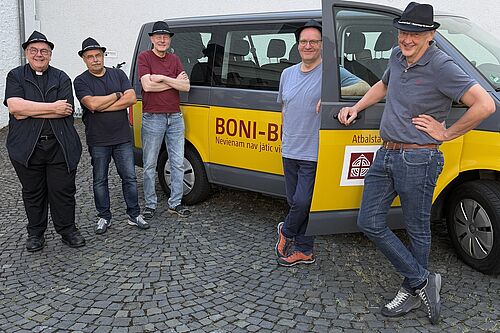 Die BONI-Brothers mit dem BONI-Bus auf Lettland-Tour: Monsignore Georg Austen, Wolfgang Gelhard, Mathias Günter, Matthias Schmidt und Dr. Detlef Drüppel (von links, Foto: Hartmut Salzmann)