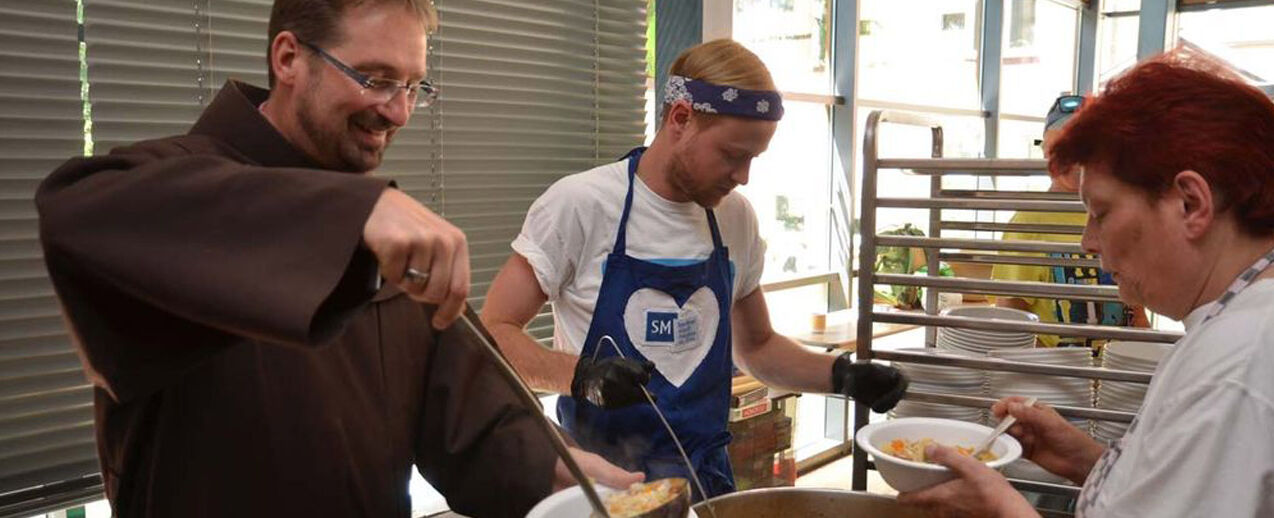 Bruder Andreas Brands gibt mit Maximilian die Suppe aus. (Foto: Alfred Herrmann)