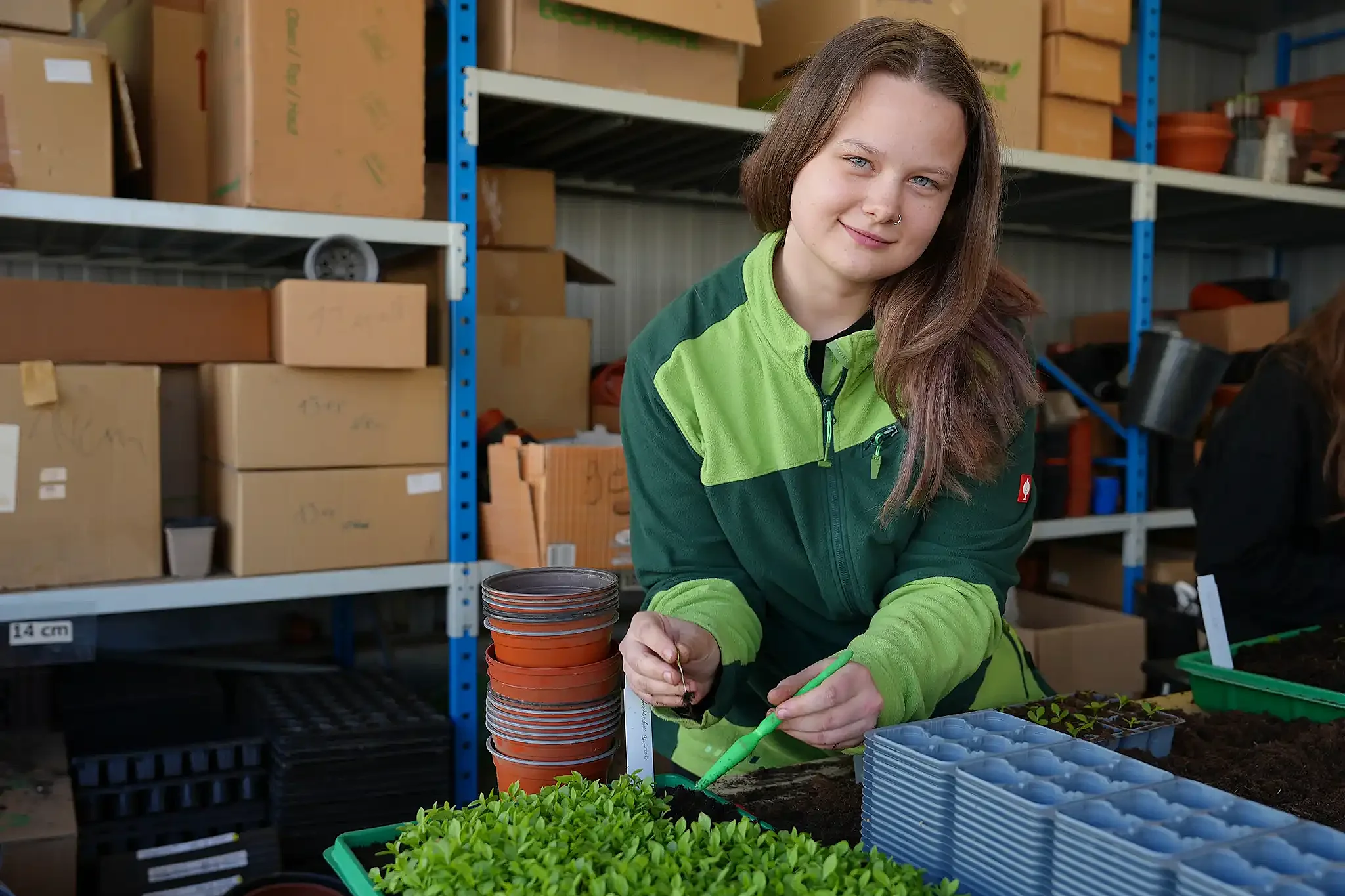 Azubi Sarah Richter in der Gärtnerei in Hartmannsdorf - Foto: Theresa Meier