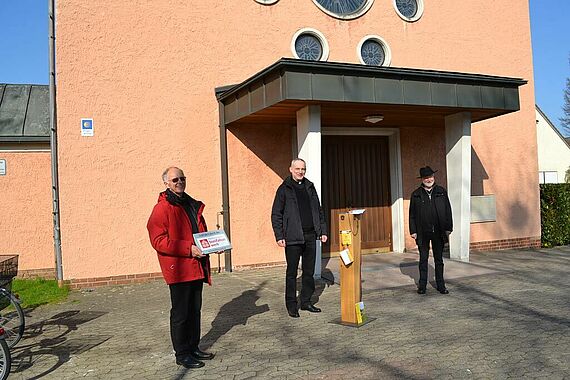 Über die offizielle Station auf dem Braunschweiger Jakobsweg freuen sich Kirchenvorstand Ludger Koenders, Pfarrer Dariusz Drabik u. Dieter Prüschenk, Projektleiter des Braunschweiger Jakobsweges. (Foto: S. Moser)