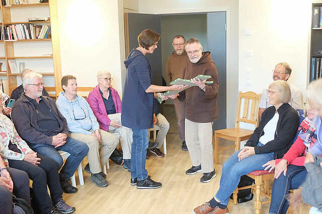 Besuch im Kloster Munkeby, mit Übergabe des Kreuzes von Birgit Blanke an Prior Br. Joel (Foto: Bonifatiuswek)