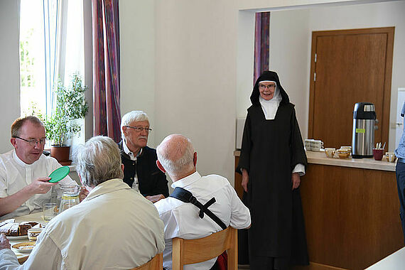 Sr. Elia im Gespräch mit der Gruppe. Foto: Sr. Theresita Müller