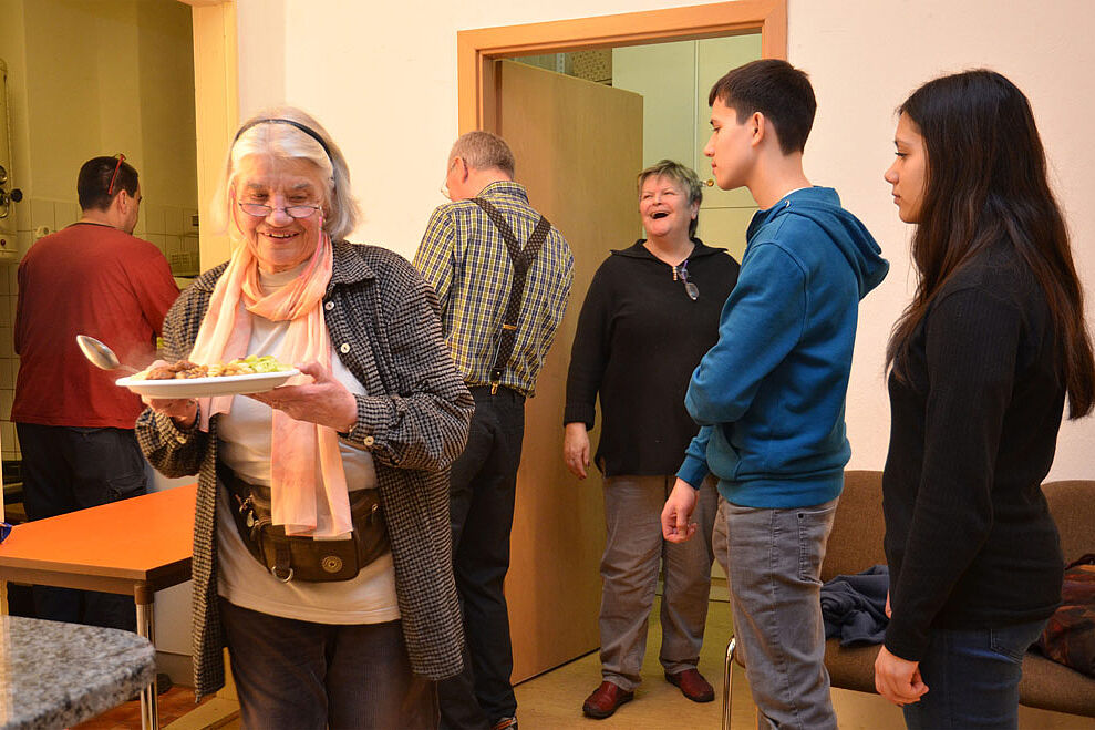 Elisabeth Cieplik (3. v. r.) weiß: Ohne Freiwillige geht in der Wärmestube nichts. (Foto: Alfred Herrmann)