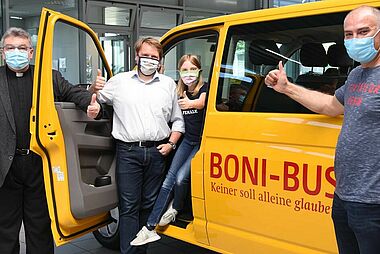 Msgr. Georg Austen (v. l.), Dr. Andreas Gautier, Hannah Luzia Gautier und Roman Ciesla vor dem neuen BONI-Bus von Brinkum. (Foto: Sr. Theresita M. Müller)