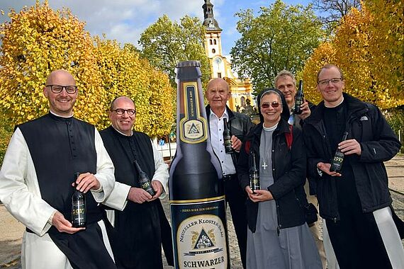 Das Bonifatiuswerk wird die Klosterneugründung in Neuzelle unterstützen. Während einer Informationsreise für Journalisten wurde deutlich, wie freundlich die Mönche in der Region empfangen wurden. Von links: Pater Kilian, Pater Simeon, Helmut Fritsche (Klosterbrauerei), Schwester Theresita (Bonifatiuswerk) und Pater Philemon. Foto: Patrick Kleibold