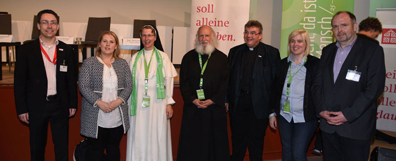 Die Mitwirkenden beim Podium (von links): Niklas Wagner vom Bonifatiuswerk, Maite Kelly, Sr. Jordana, Anselm Grün, Msgr. Austen, Claudia Nothelle und Matthias Micheel vom Bonifatiuswerk. Fotos: Glenz