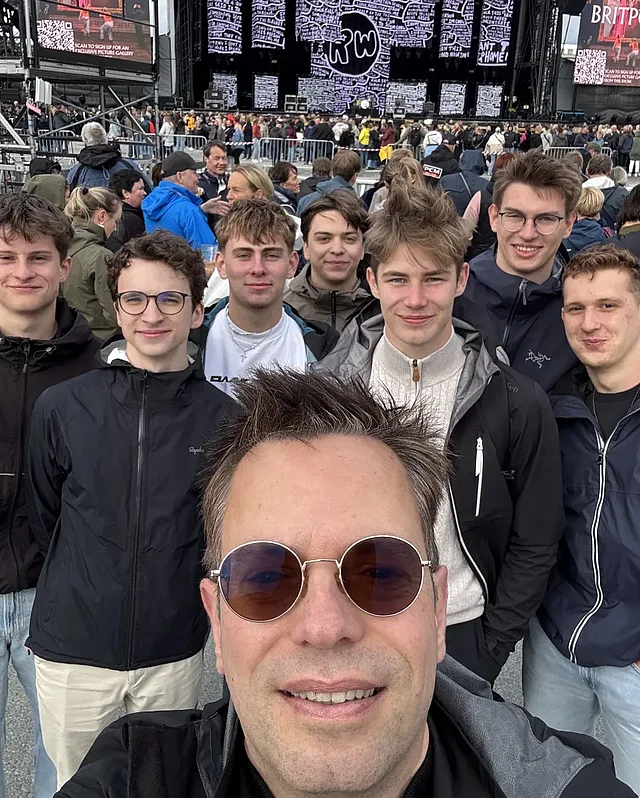 Mentor Dom Lukas Stefan Lorf-Wollesen, Augustiner-Chorherr, mit den alten und neuen Bergen-Freiwilligen beim Robbie Williams-Konzert. (Foto: Dom Lukas)