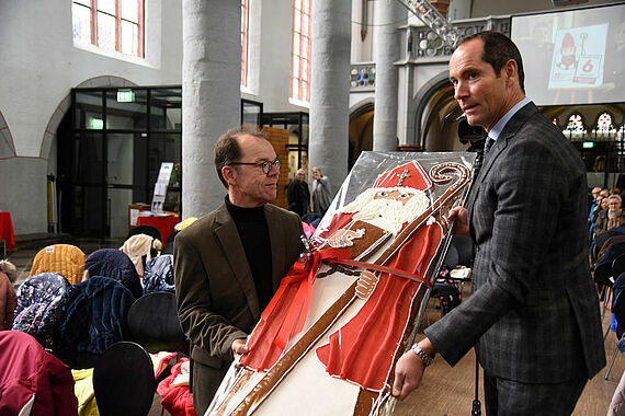 In der Citykirche St. Nikolaus in Aachen präsentieren Pfarrer Timotheus Eller und Michael Nobis von "Printen Nobis" den großen Printen-Nikolaus (v.l.) (Foto: Theresa Meier)